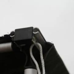 Zadaszenie o szerokości 2m mocowane do boku bagażnika dachowego.